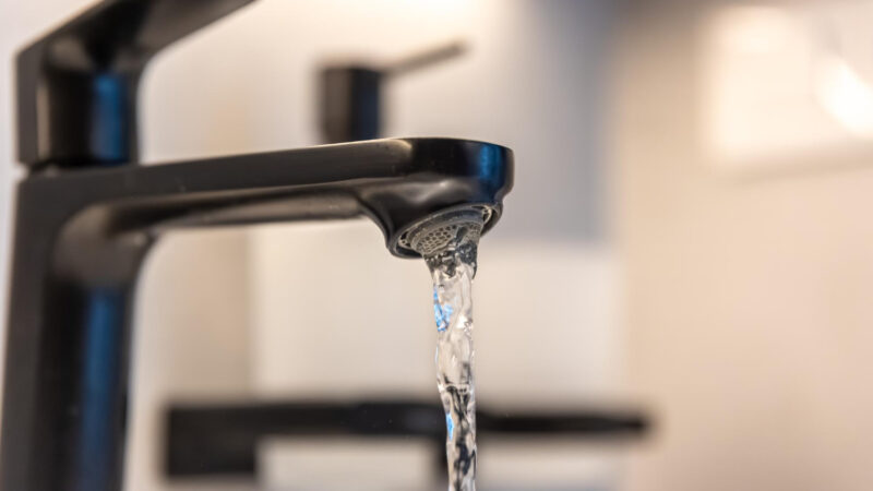 Perchè d’estate esce meno acqua dal rubinetto?