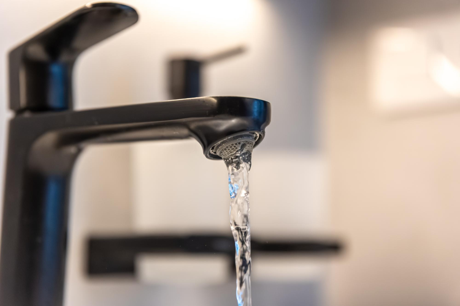 Perchè d’estate esce meno acqua dal rubinetto?